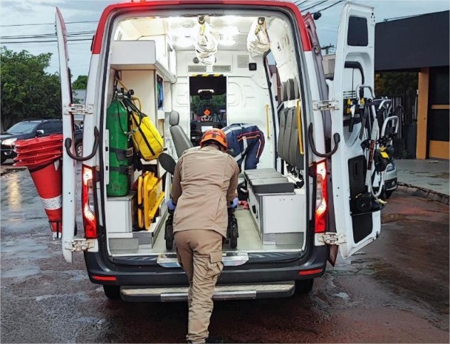 Corpo de Bombeiros resgata criança de nove anos presa em cerca durante brincadeira