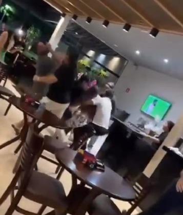 Briga de mulheres vira pancadaria generalizada em pizzaria; veja vídeo