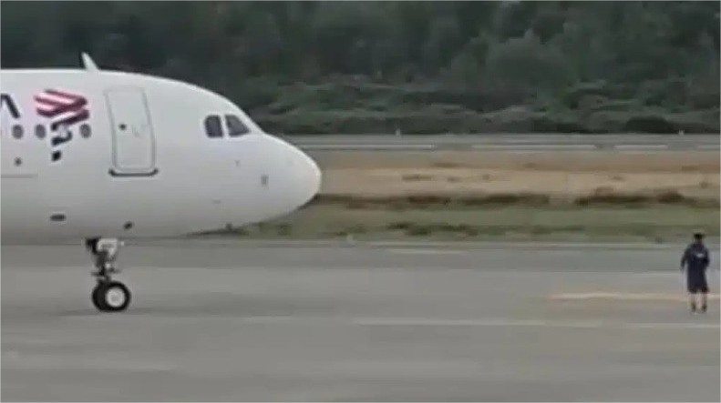 Homem causa confusão ao tentar impedir decolagem de avião da Latam; vídeo