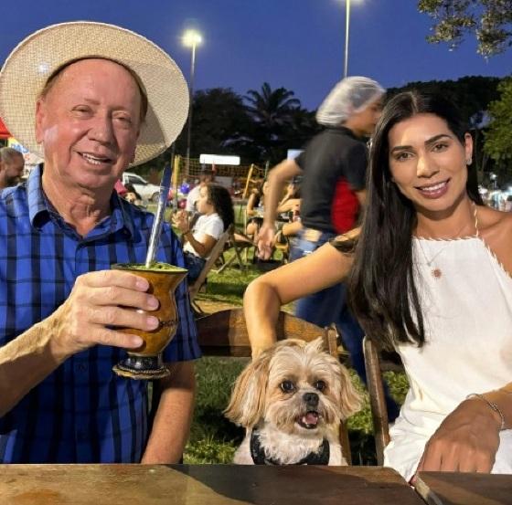 Prefeito de Sinop anuncia fim do casamento com arquiteta 42 anos mais jovem