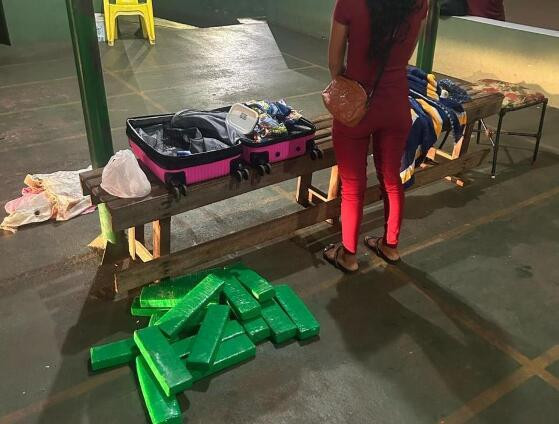 Mulher é presa em rodoviária com 16 quilos de drogas em mala