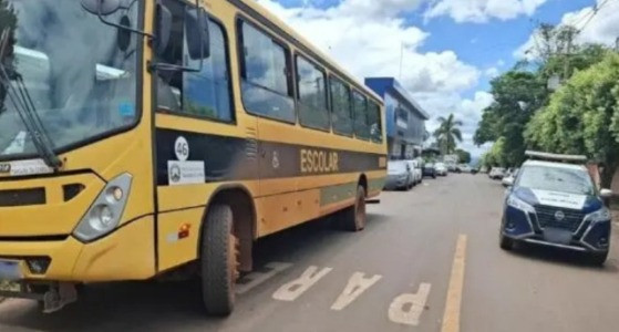 Motorista de ônibus escolar desafia polícia e põe crianças em risco; veja vídeo