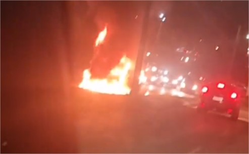 Veículo pega fogo em bairro nobre de Cuiabá e assusta moradores; vídeo