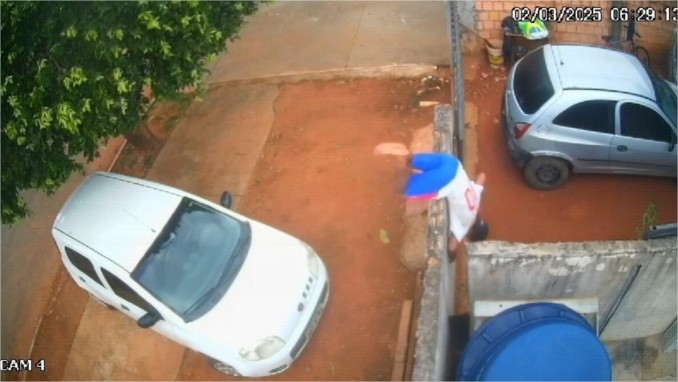 Ladrão cai de muro ao invadir casa e é amarrado por moradores; vídeo