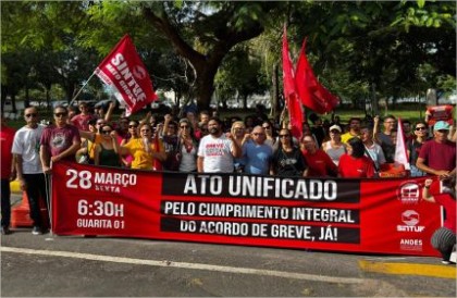 Professores da UFMT pedem reposição salarial e aprovam estado de greve