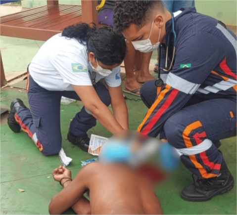 Morador de rua fica desacordado após bater cabeça no chão durante briga; veja vídeo