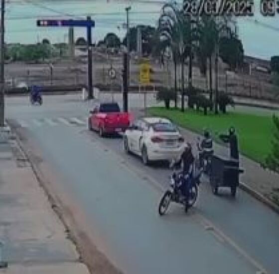 Câmera flagra execução de motociclista em plena luz do dia; veja vídeo