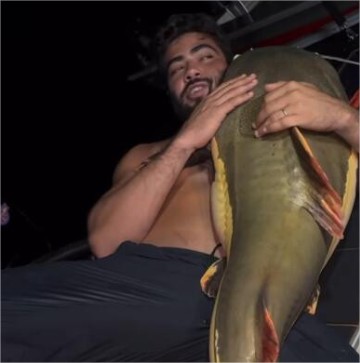 Dupla sertaneja Henrique e Juliano passa Carnaval com peixe gigante em rio de MT; veja vídeo