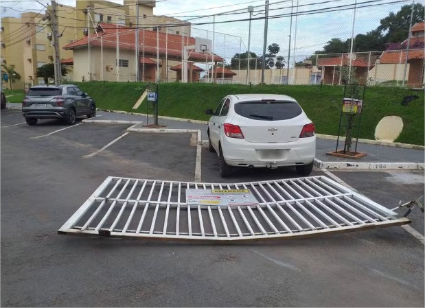 Vídeo: Caminhão-baú perde o freio e derruba portão de condomínio em Cuiabá