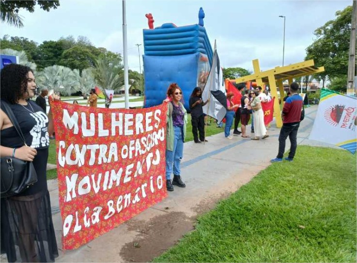 Motorista joga bomba em participantes de ato público em defesa da mulher; veja vídeo