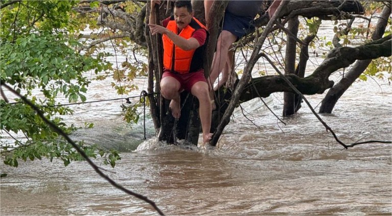 Bombeiros resgatam quatro pessoas após barco virar no rio Teles Pires em Sorriso