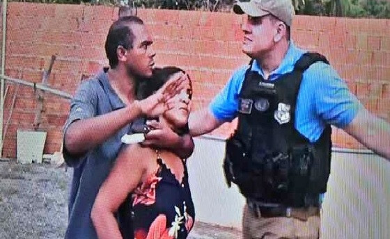 Homem que invadiu casa e fez mulher e criança reféns estava em surto, diz PM; vídeo