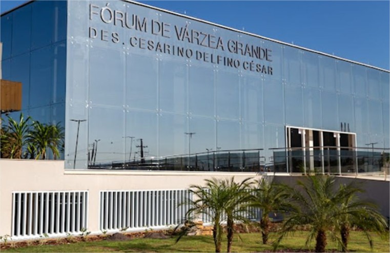 Acusada de agredir filha com vassourada paga fiança e é solta