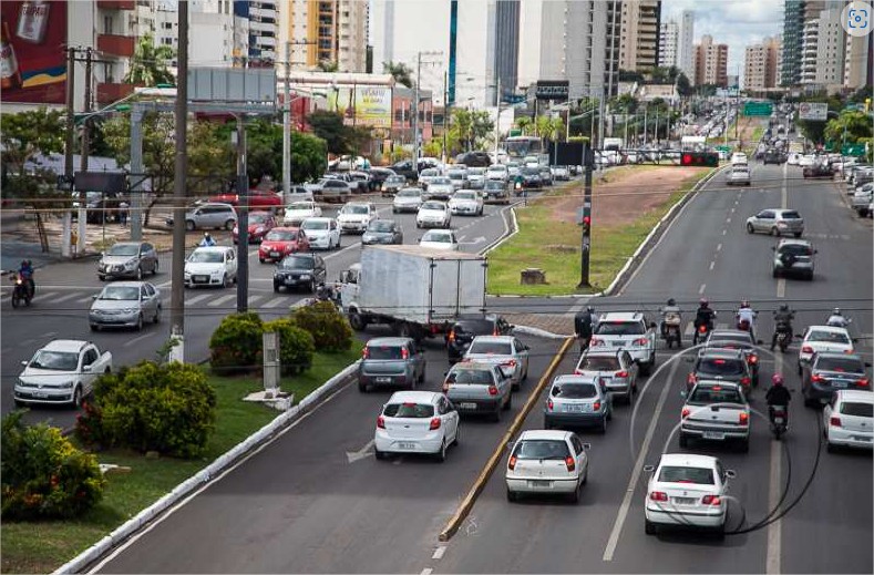 Jovem suspeita que seria sequestrado e pula de carro em movimento em Cuiabá