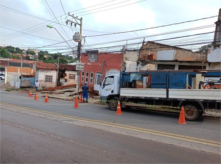 Tubulação rompe e abastecimento é interrompido em 10 bairros de Cuiabá; vídeo