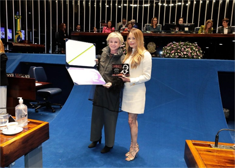 Primeira-dama Virginia Mendes é a 2ª mulher de MT a receber o prêmio Berth Lutz do Senado