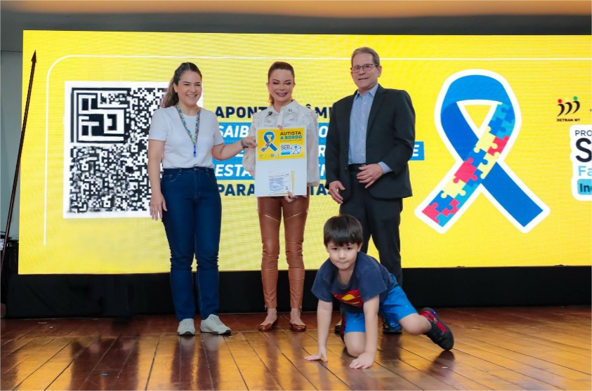 Primeira-dama de MT destaca a conquista da emissão de mil credenciais e selos para pessoas com autismo