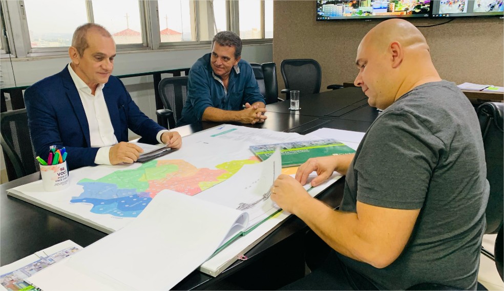 Wilson Santos destina R$ 2 milhões para a saúde e debate habitação com Abílio