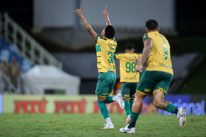 Pedrinho desencanta, Cuiabá vence o Athletico e dorme na liderança da Série B; veja gols