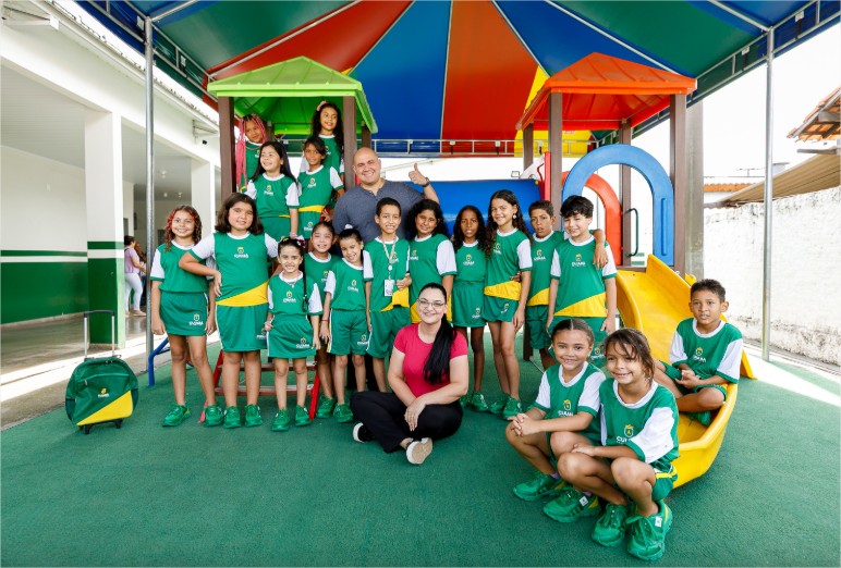 Prefeito e primeira-dama entregam primeiros uniformes para estudantes da rede municipal