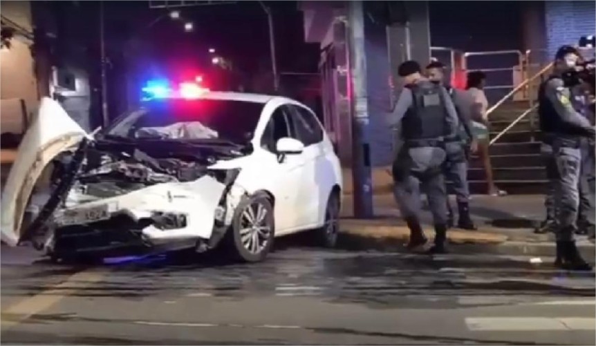 Bêbada, mulher causa acidente no cruzamento da Getúlio Vargas e vai presa