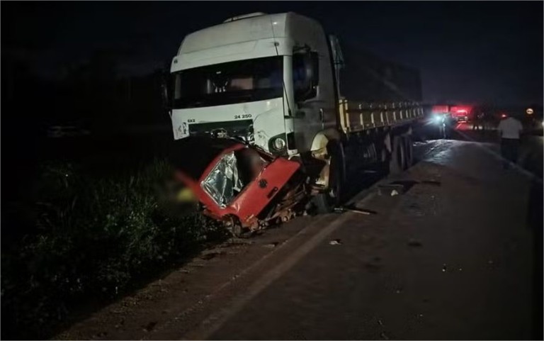 Cinco pessoas morrem em acidente entre Gol e caminhão na BR-163
