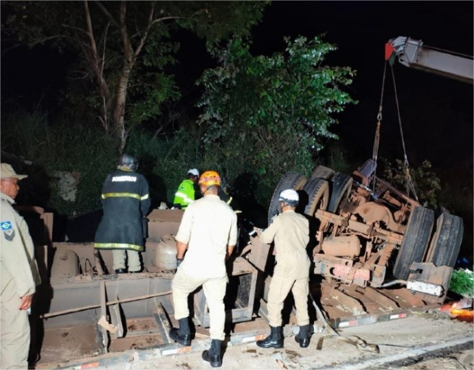 Ônibus com 46 passageiros colide com carreta em Santo Antônio