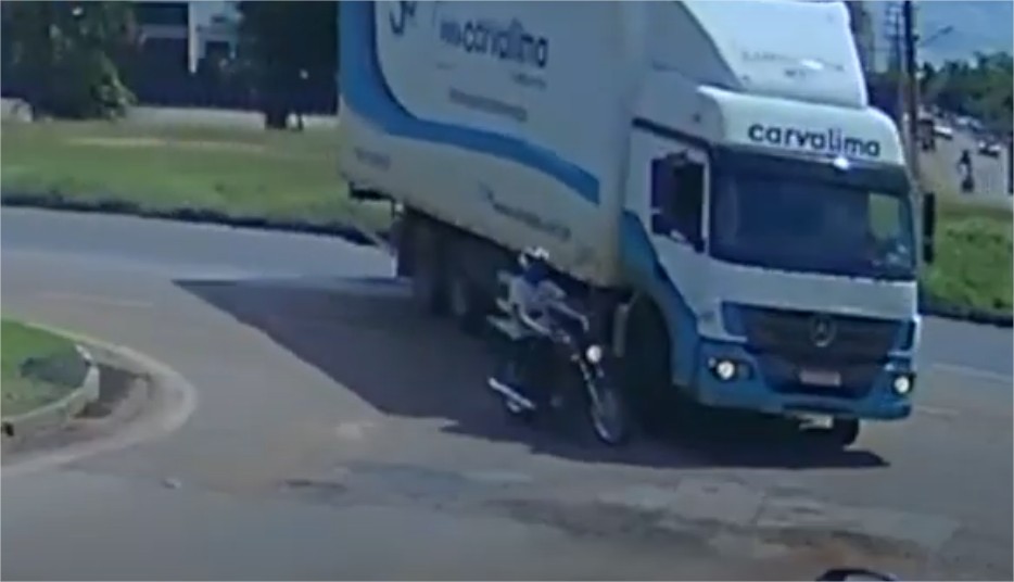 Motociclista quase é esmagado por caminhão na BR-163 em Sinop; veja vídeo