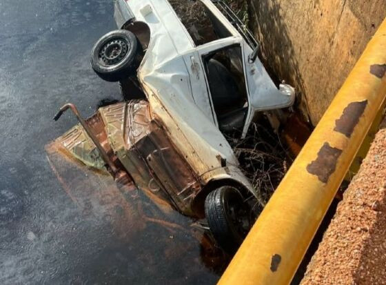 Homem e criança morrem depois de carro cair em rio na Transpantaneira