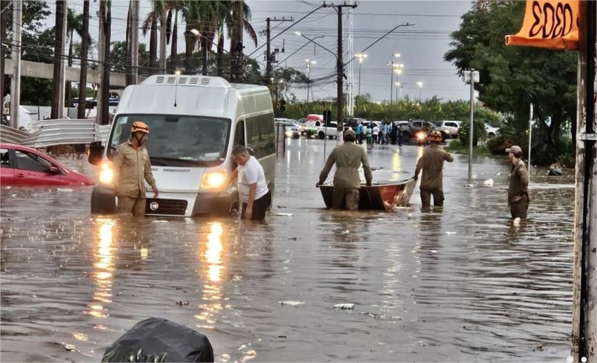 Bombeiros fizeram resgate de pessoas ilhadas em ruas de Cuiabá; vídeo