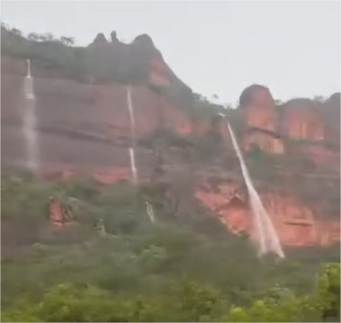 Chuva forma cachoeiras nos paredões de Chapada dos Guimarães; veja