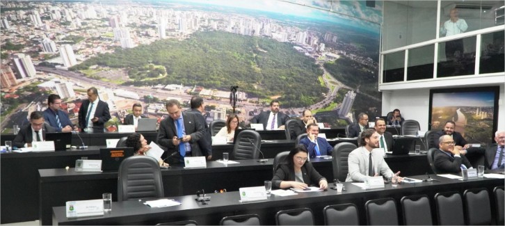 Entre projetos polêmicos, vereadores proíbem livro com conteúdo erótico e ‘rolê’ de moto em Cuiabá