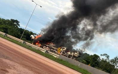 Vídeo mostra Incêndio destruindo carreta cegonha com vários carros em MT
