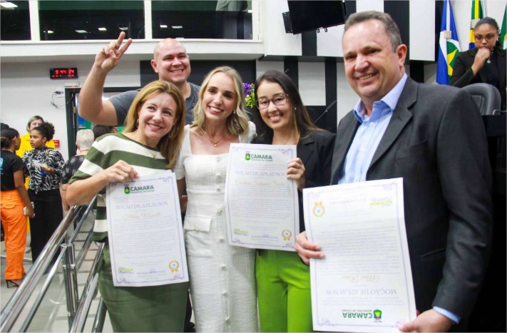 Flávia Moretti é homenageada na Câmara de Cuiabá por apoio à adoção