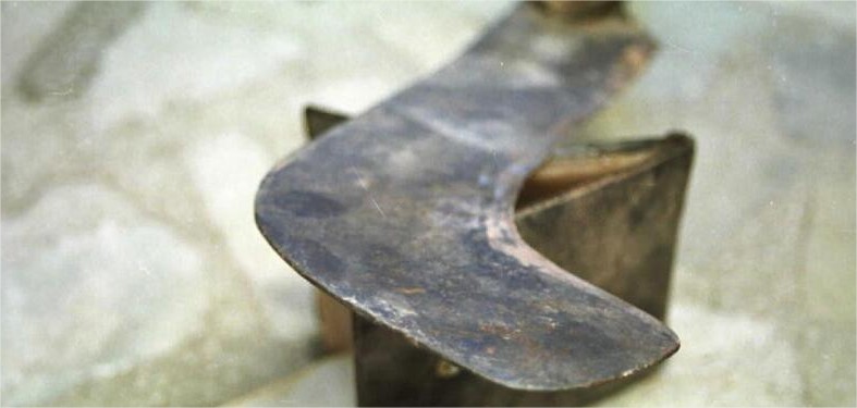 Homem usa foice para aterrorizar e estuprar mulher