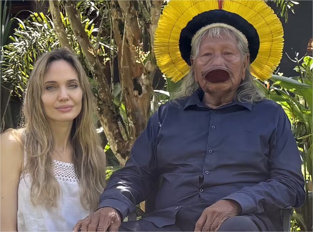 Atriz Angelina Jolie encontra cacique Raoni no Xingu, em Mato Grosso