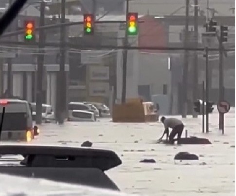 Motorista de app que teve carro ‘engolido pelas águas’ tem prejuízo de R$ 10 mil