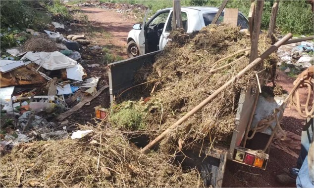 Motorista é multado em R$ 1,5 mil e tem carro apreendido por descartar lixo em terreno de Cuiabá