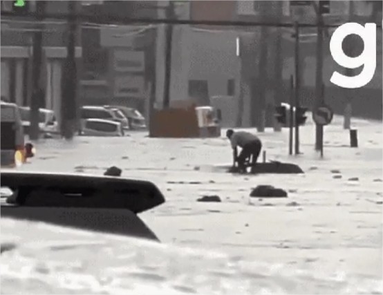 Vídeo: Motorista ilhado sobe em teto de carro para pedir socorro durante temporal em Cuiabá