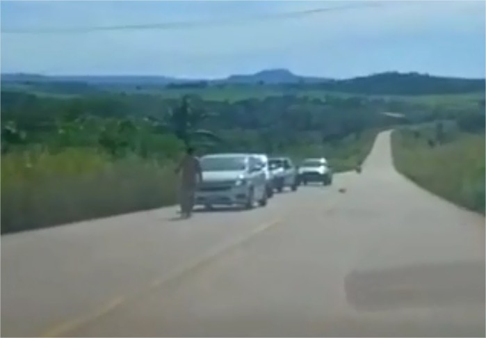 Vídeo: Em surto psicótico, homem pelado quebra veículos na rodovia em Jaciara