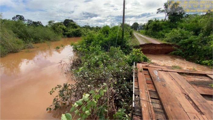 Ponte que teve cabeceira levada pelas águas é interditada para segurança e levantamento