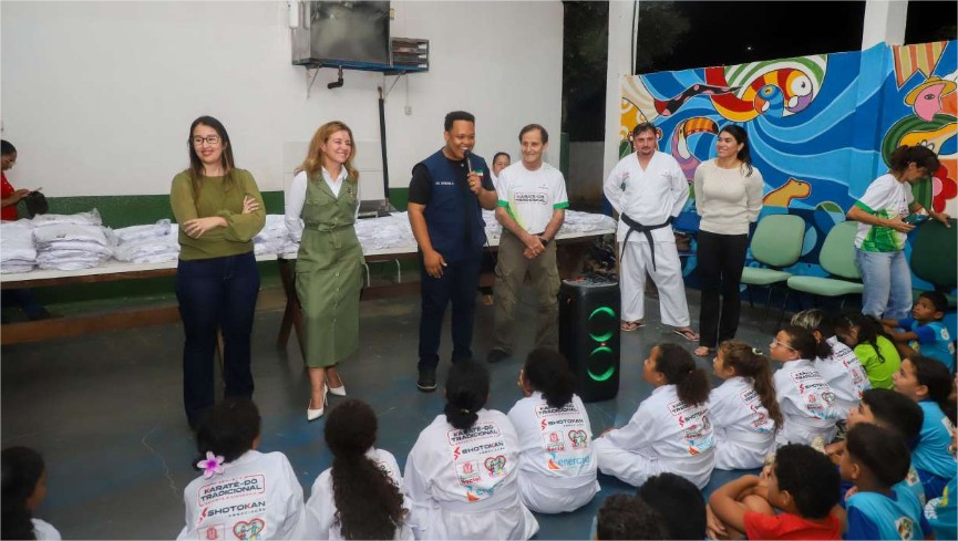 Flávia Moretti entrega 200 quimonos às crianças atendidas pela ACAMIS