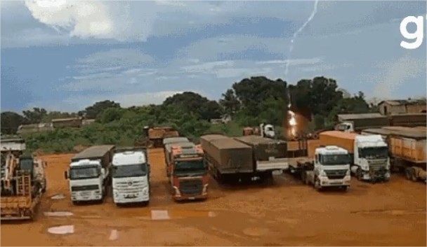Queda de raio faz posto de combustível tremer em MT; veja vídeo