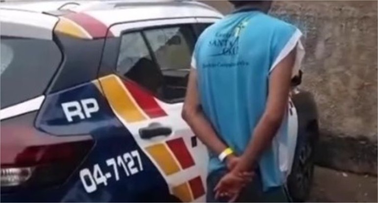 Homem é preso suspeito de bater na mãe de 58 anos no meio da rua