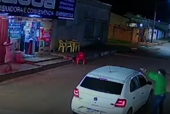Vídeo mostra dono de distribuidora sendo morto por bandidos