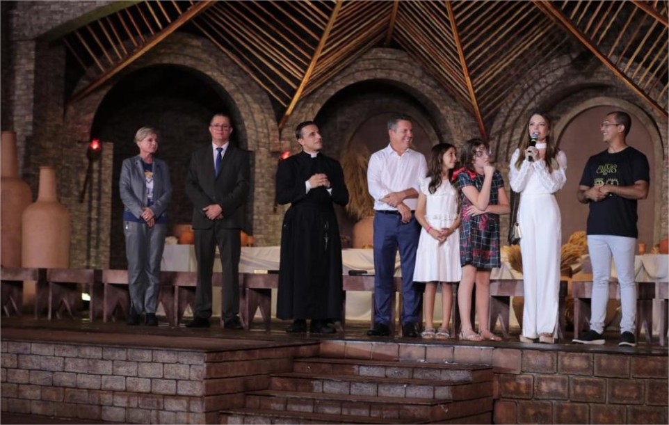 Na estreia do Auto da Paixão de Cristo 2025, primeira-dama de MT destaca importância de fortalecer a fé
