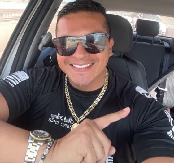 Bandidos rendem policial Waltinho Produções levam arma, joias e documentos