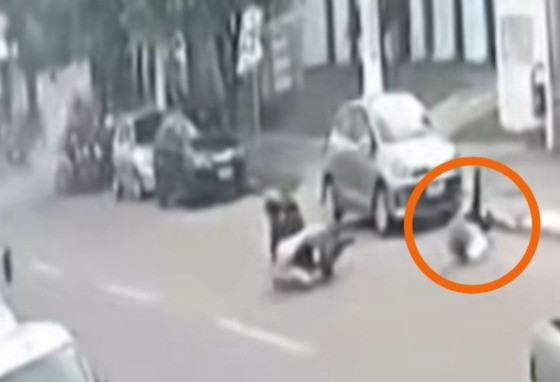 Vídeo mostra mulher atropelada e arremessada durante fuga de bandido na contramão