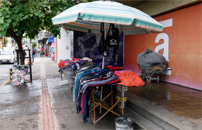 ‘É preciso fazer valer a lei, pois calçada não é negociável’, afirma secretária