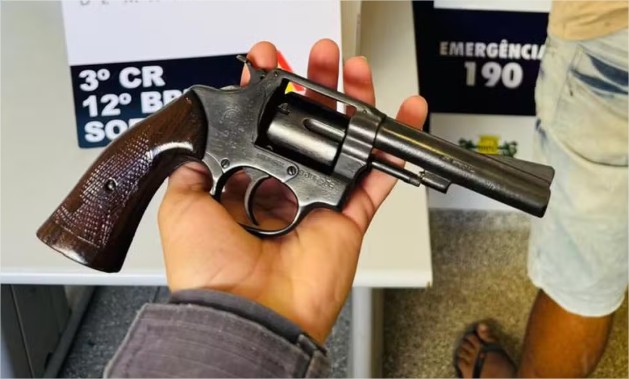 Diretora encontra arma dentro de mochila de criança de 8 anos em escola de MT